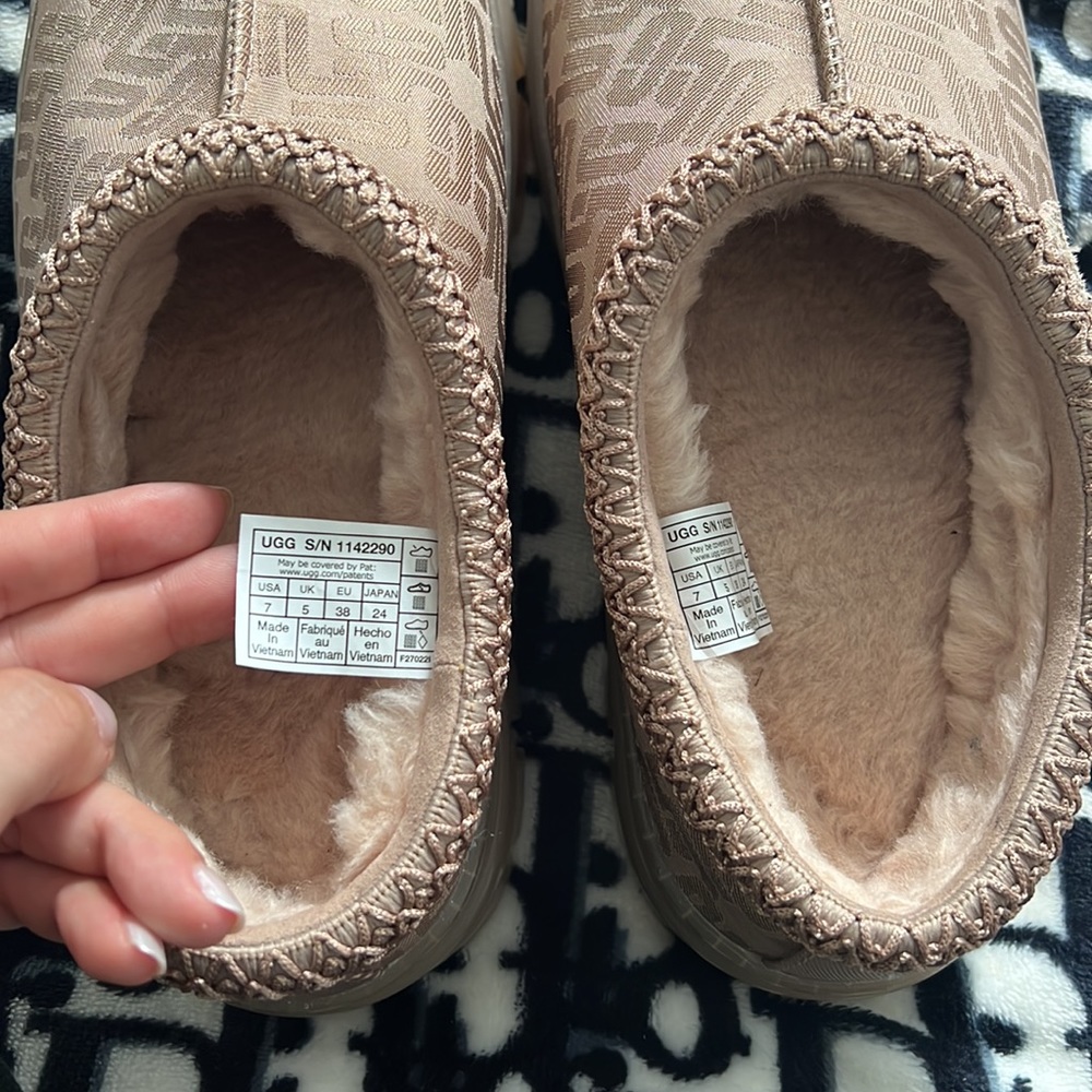 UGG TASMAN GRAPHIC MONOGRAM SIZE 7 - Picture 4 of 5